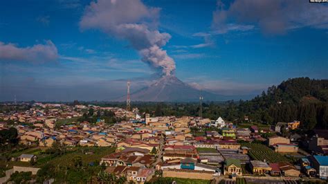 Gunung Sinabung Luncurkan Awan Panas Guguran Sejauh 4 000 Meter