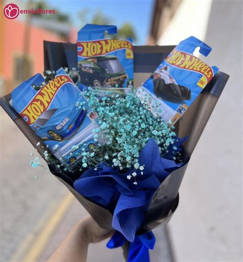 ramo carrito hot wheel rosas azules Florería Envía Flores Cusco