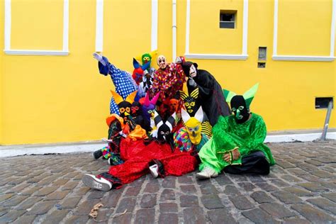 Grupo De Personas Vestidas Con Trajes De Carnaval Foto Premium