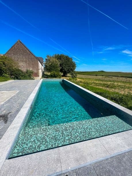 Piscine extérieure en mosaïques design