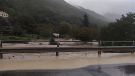 Alluvione Nelle Marche Cantiano E Sassoferrato Sottacqua Si Temono