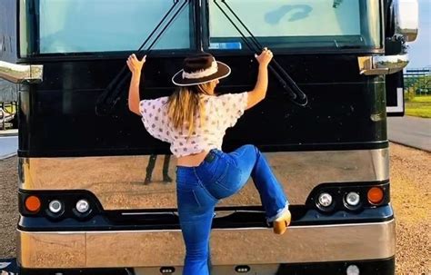 Lainey Wilson Celebrates New Tour Bus With Hilarious Twerk Video We