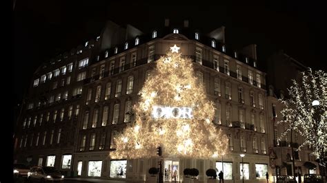 Les vitrines de Noël de la boutique Dior avenue Montaigne en 5 chiffres