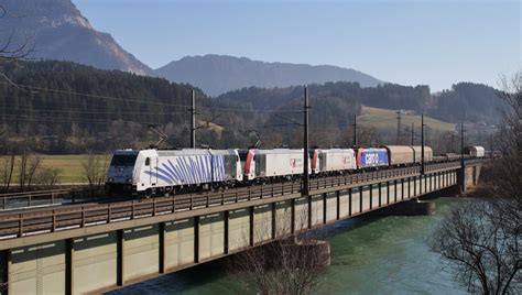 Ein Schwerer Stahlzug Gezogen Von Loks Von Lokomotion Berquert