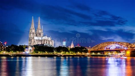 Point De Rep Re Cath Drale Lumineuse En Allemagne Cologne La Nuit