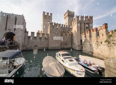 Castillo de sirmione scaliger fotografías e imágenes de alta resolución