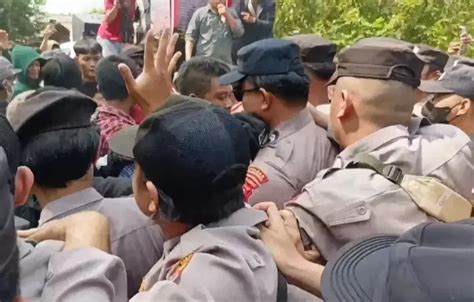 Demo Di Ponpes Al Zaytun Indramayu Massa Saling Dorong Dengan Polisi