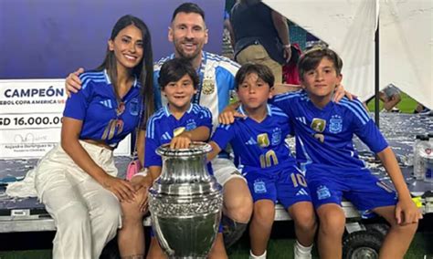 Emocionado Festejo El Abrazo De Messi Con Su Esposa E Hijos La