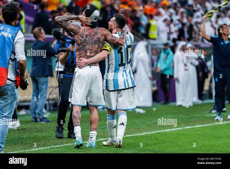 LUSAIL DEZEMBER 09 Argentinischer Stürmer Lionel Messi feiert den