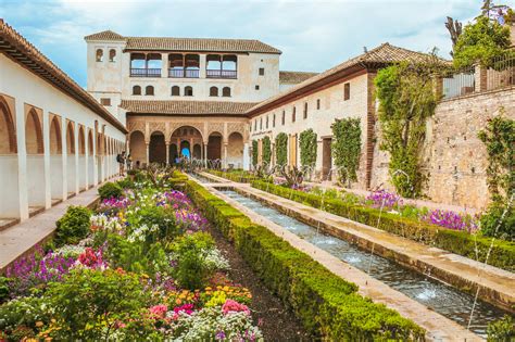 Alhambra guided tour with Carlos V Palace, Generalife and Alcazaba ...