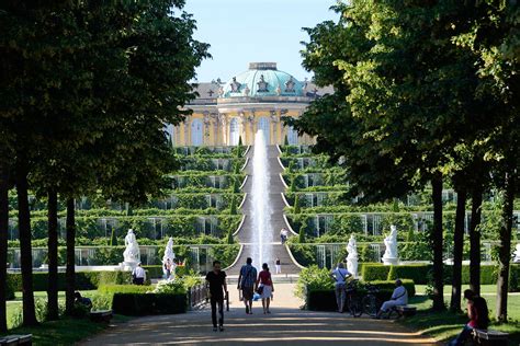 9529 Spaziergänger unter schattigen Bäumen im Park Sanssouci