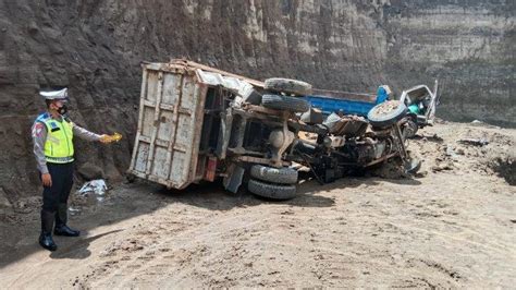 Tak Kuat Menanjak Sebuah Truk Terjun Ke Jurang Satu Orang Tewas