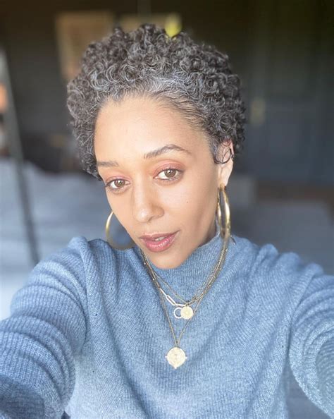 21 Celebrities With Gray Hair Who Are Fully Embracing The Look Glamour Natural Hair Short Cuts