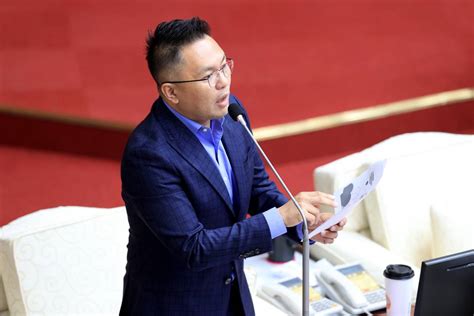 翻牆偷走北市議員8萬紅包 「大樓外牆清潔男」扮蜘蛛盜遭訴 聯合新聞網 Line Today