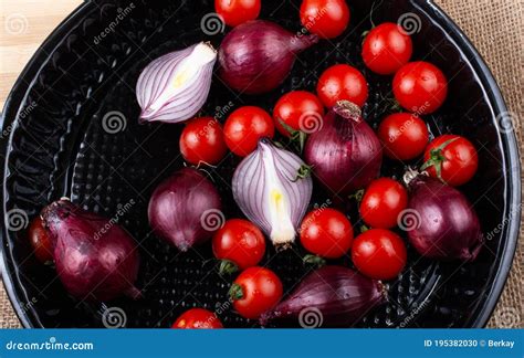 Tomates Cereja E Cebolas Roxas Num Tabuleiro Foto De Stock Imagem De