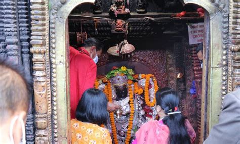 राष्ट्रपति विद्यादेवी भण्डारीबाट भगवतीको दर्शन फोटो फिचरसहित नेपाल