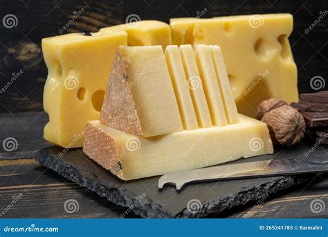 Surtido De Quesos Suizos Emmental O Emmentaler Mediumhard Queso Con