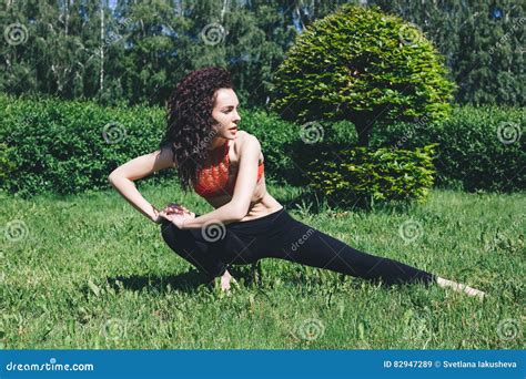 Junger Brunette Macht Athletisch Auf Dem Gras Stockbild Bild Von Nave Eignung 82947289