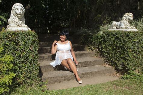 Aposentada de 74 anos vira modelo e posa de lingerie para calendário outras 13 mulheres