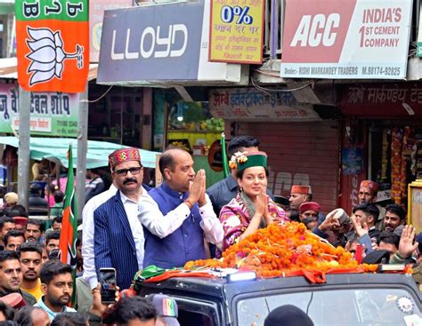 Bjp Candidate Kangana Ranaut With Former Cm Jai Ram Thakur During Her