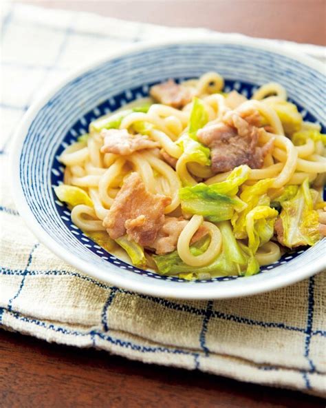 山本ゆりさんのレンチンでつくる「みそバターうどん」。豚肉とキャベツの味がしみて美味 ライブドアニュース