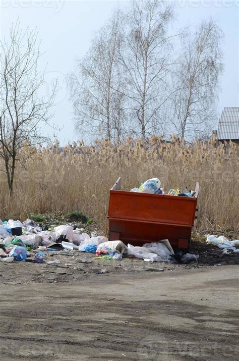 El Bote De Basura Está Lleno De Basura Y Desechos Retiro Intempestivo