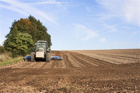 Fotos Gratis Paisaje Cielo Tractor Granja Suelo Pradera Colina