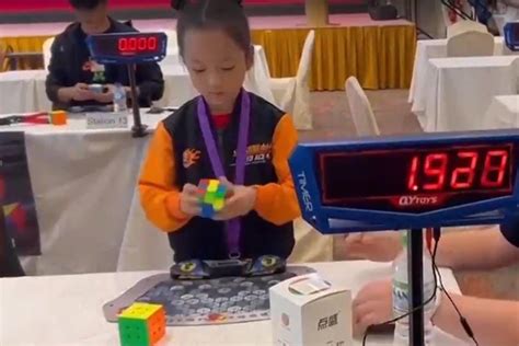 First Female To Solve Rubik S Cube In Under Seconds