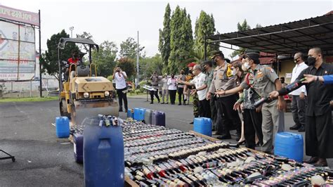 Jelang Idul Fitri Polres Purbalingga Musnahkan Ribuan Botol Miras Dan