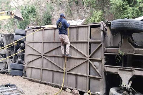 Accidente en Oaxaca Volcadura de autobús en Magdalena Peñasco deja por