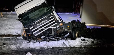 Wypadek W W Glewie Ci Ar Wka Zjecha A Na Przeciwleg Y Pas I Zderzy A