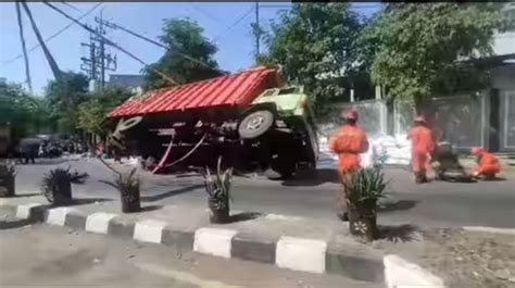 Kecelakaan Di Surabaya Hari Ini 26 Juli 2023 Sebuah Truk Bermuatan