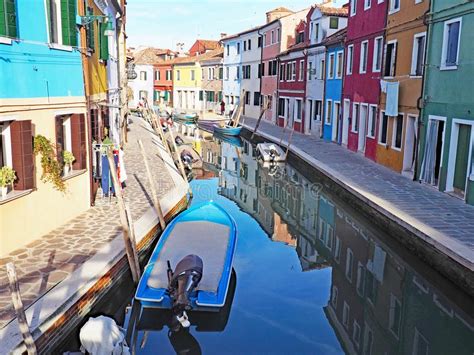 Los Edificios Coloridos Reflejan En El Canal En La Isla De Burano En