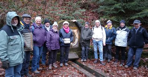 Lupstein Les Marcheurs Du Club Seniors De Saverne à La Fontaine Mélanie