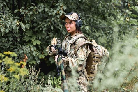 Foto De Caucasian Military Lady Woman In Tactical Gear Posing For Photo