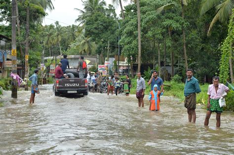 India Inondazioni Nel Kerala Morti E Oltre Mila Sfollati