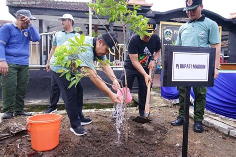 Pemkab Madiun Tanam Ribuan Bibit Guna Dukung Gerakan Satu Juta Pohon