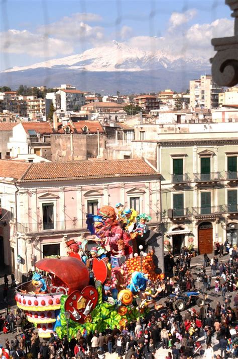 Il Carnevale Di Acireale DallAbbatazzu Ai Carri Infiorati Storia E