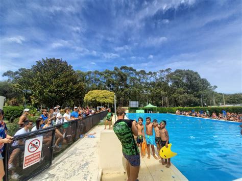 Encuentro de natación en el Polideportivo Municipalidad de Dolores