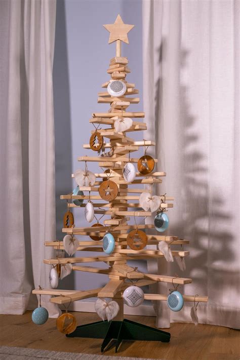 Un Sapin De Noël En Bois Un Symbole De Tradition Et DÉlégance Pour