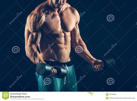 Close Up De Pesos De Levantamento Musculares De Um Homem Novo Foto De