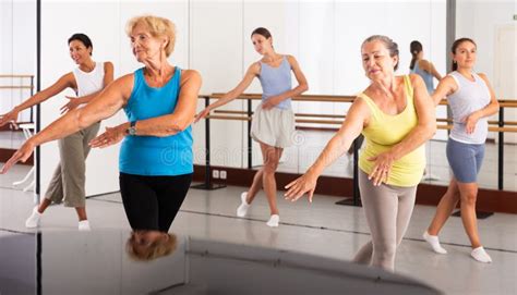 Varias Mujeres De Edad Bailando Danza Moderna Imagen De Archivo