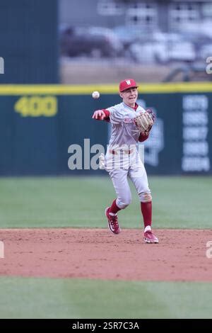 Washington State Infielder Ollie Obenour Tags Out Arkansas Baserunner