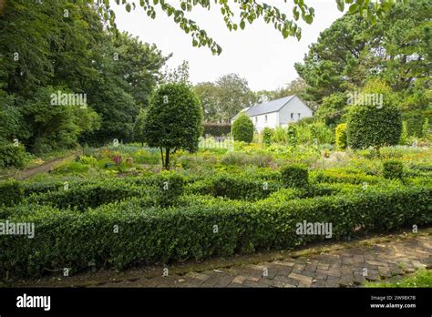 English Garden With White Cottage Stock Photo Alamy