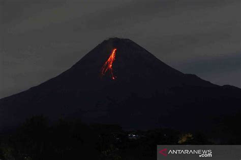 Guguran Lava Pijar Merapi Meluncur Ke Barat Daya Sejauh Kilometer