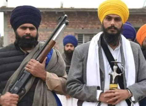 Amritpal Singh News पुलिस की गिरफ्त से अभी भी दूर है अमृतपाल पंजाब के 6 जिलों में इंटरनेट सेवा