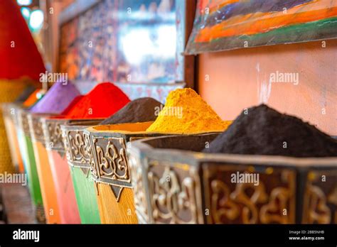 Marché marocain souk dans la vieille ville médina de Marrakech