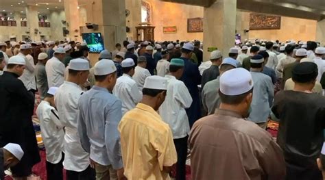 Ribuan Jemaah Ikut Tarawih Di Masjid Raya Sabilal Muhtadin