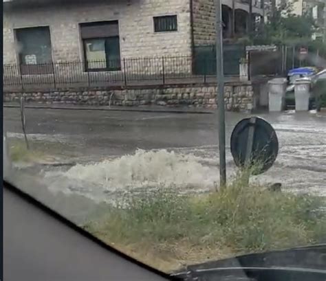 Maltempo Perugia A San Sisto Salta Un Tombino E La Strada Diventa Un