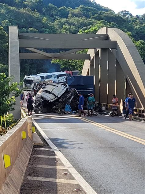 Cantagalo Carreta Tomba Na Ponte Do Cavernoso E Pista Fica Interditada